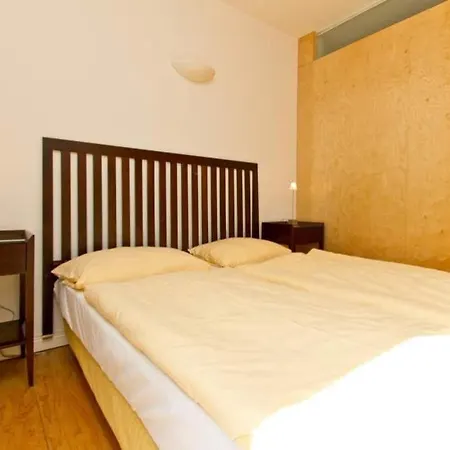 Artemis, 11 Korinth Apartment